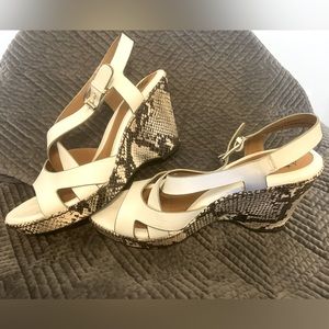 Sofft Size 11 Women’s White Wedged Heels